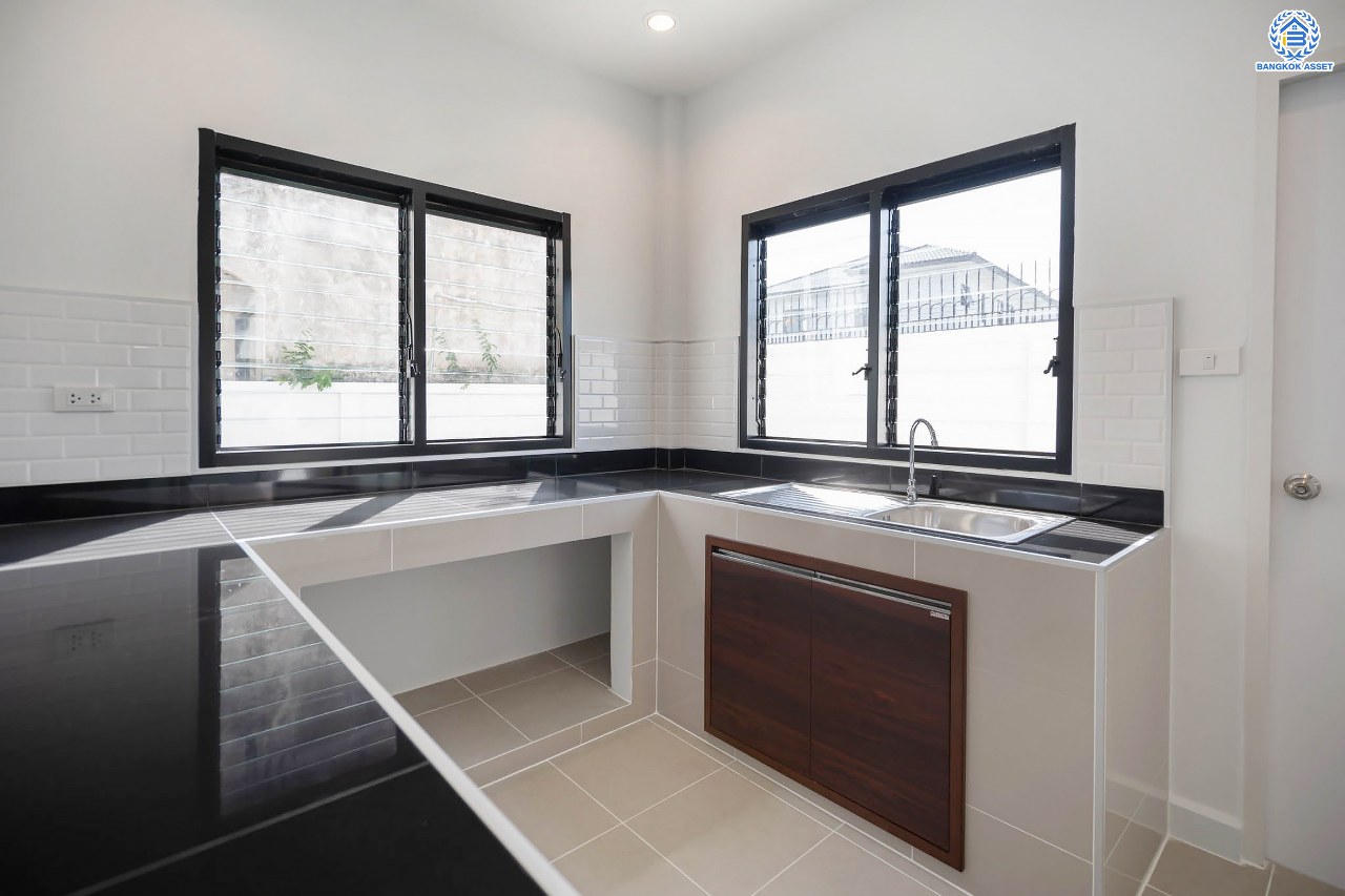 บ้านมือสองตกแต่งใหม่ โครงการ บ้านสวนดอกไม้ ปิ่นเกล้า เนื้อที่ 72.7 ตร.ว. บนพื้นที่ใช้สอยถึง 202 ตร.ม. ฟังก์ชันจัดเต็ม 3 ห้องนอน 3 ห้องน้ำ จอดรถได้ 4 คัน บนทำเลเชื่อมต่อเมืองอย่างรวดเร็ว ใกล้ทางคู่ขนานลอยฟ้าบรมราชชนนี ทางด่วน "กาญจนาภิเษก" ม.มหิดล และเซ็นทรัลปิ่นเกล้า